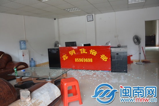 旅社前台玻璃被砸得粉碎