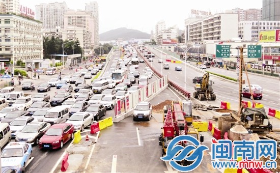 昨日18时13分，仙岳高架海沧往翔安方向车流缓行，只 