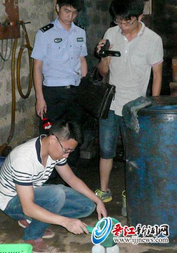 环保执法人员在外排扣附近就地提取水样。