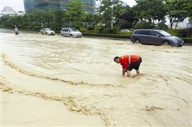 市政工人紧急排水