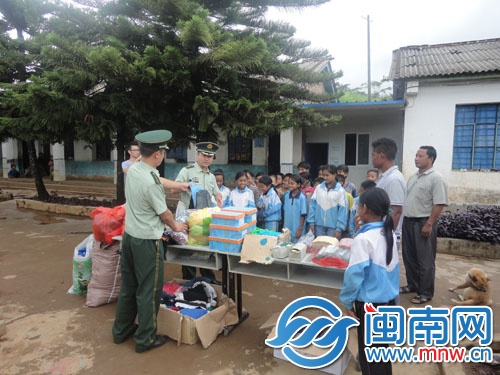 孩子们排着队，等着分发文具