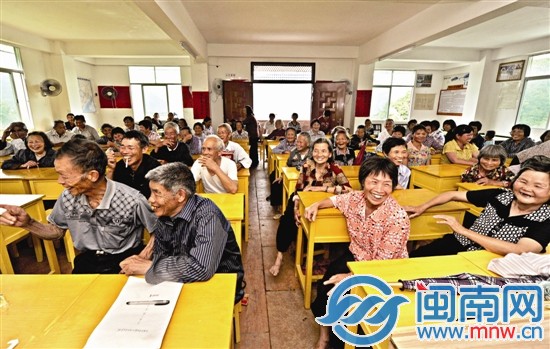 老年学校课堂上，老人们像小学生一样坐着