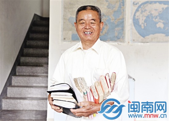 几年的教学，曾仁山的教学材料已经一大摞