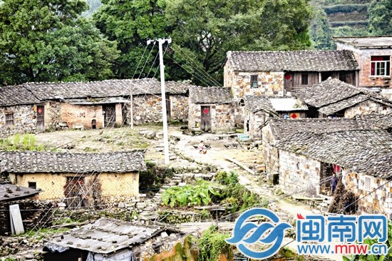 双格村保存了别具特色的彩色石头房