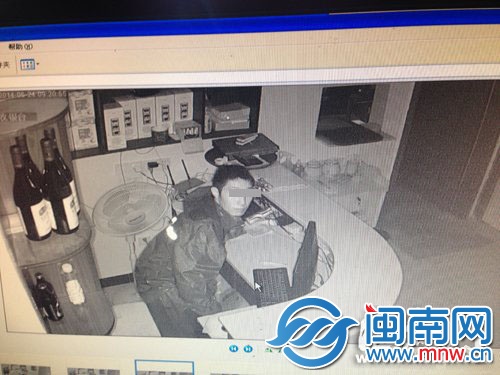 监控拍下小偷的画面