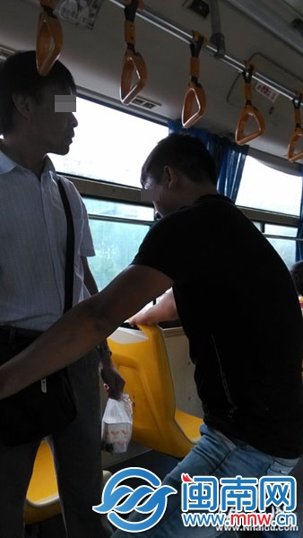 穿黑衣的男子不让乘客下车