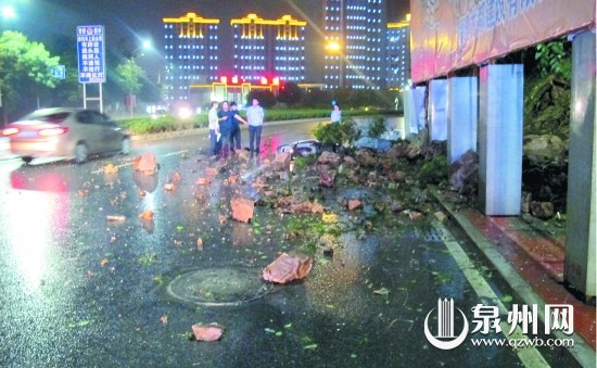 石头滚落砸倒摩托车