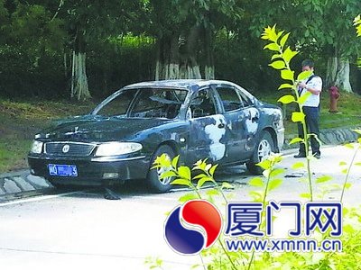 警察对这辆黑色别克轿车进行调查