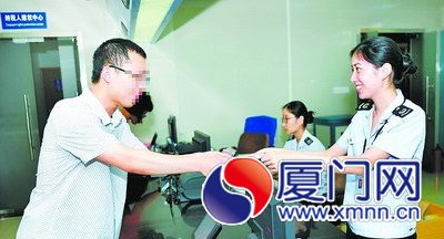中奖人何先生现身厦门思明区地税局办税服务厅领取奖金