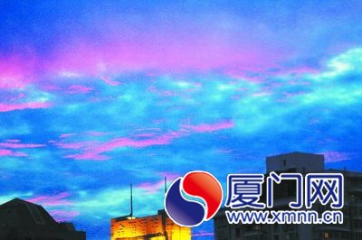 天边的一抹红霞美如“油画”