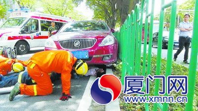 男子被压在车底，消防官兵开展救援。