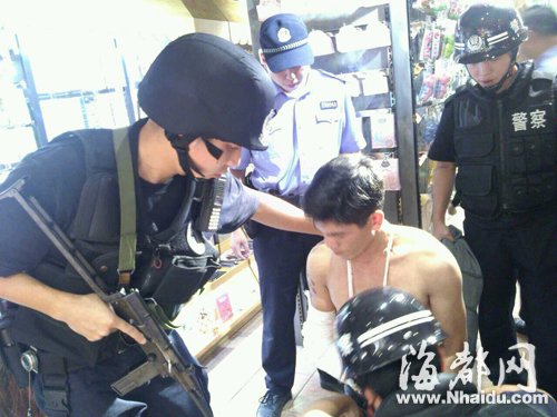 特警出手制服劫持者