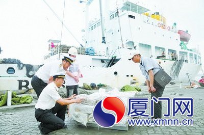 东渡海关关员正在检查货品