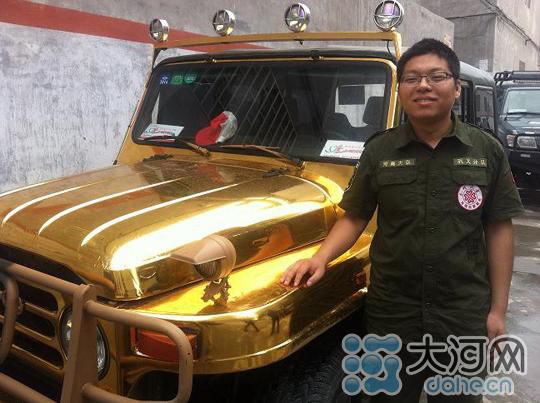 富二代志愿者王璐团开土豪金越野车助人