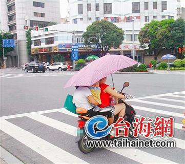 电动车装大伞 危险