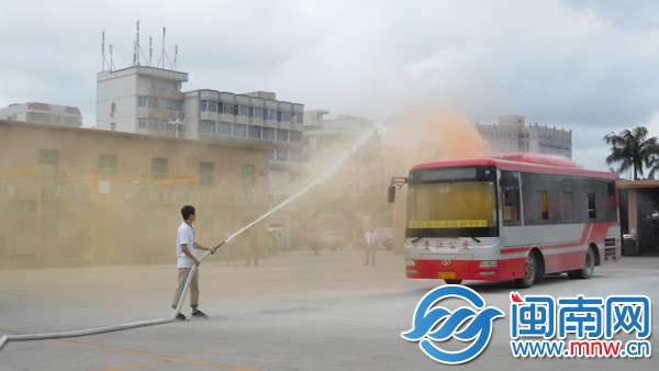 司机接消防水救火