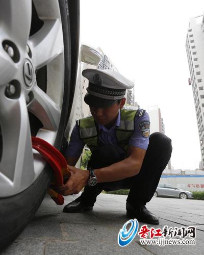 12部车因违停被锁