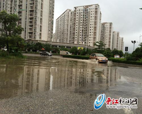 天已放晴，小区外市政道路上的井盖仍在汩汩冒水。