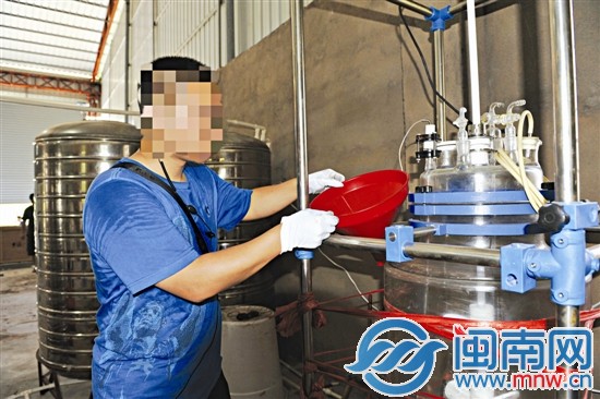 边防民警从集美铁皮仓库缴获的制作麻黄素仪器