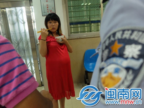 在派出所，民警装了一碗饭给女子吃