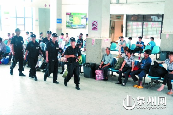 民警在车站加强巡逻
