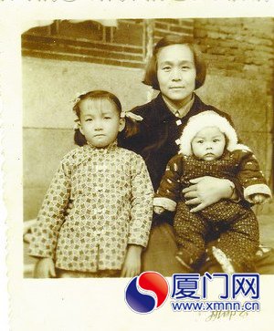房屋前合影