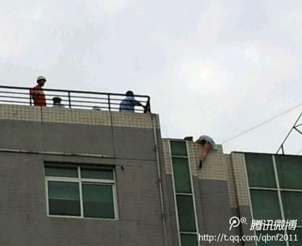 女子欲跳楼 围观小学生喊赶紧给哥跳啊