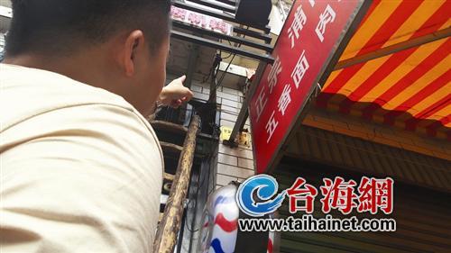 阿婆被困江中 警民合力救助
