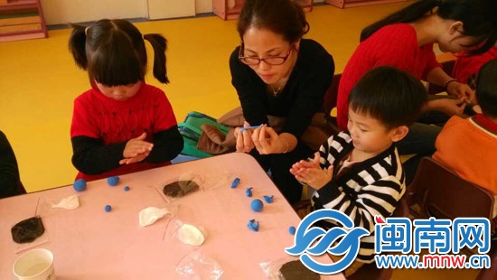 错过梦想的她 圆了孩子的记者梦