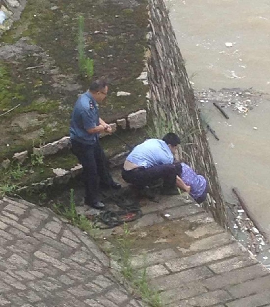 老阿婆捡垃圾遇上拉闸泄洪