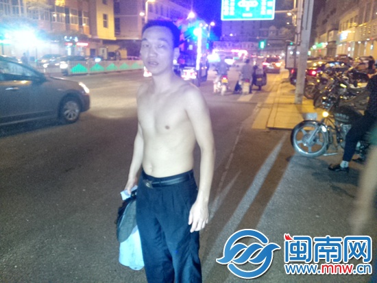 吴春煌上岸后用衣服擦干了身上的污水