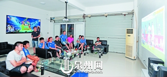 球迷们聚在观赛室里看世界杯