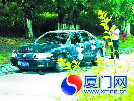 警察对黑色轿车进行勘查