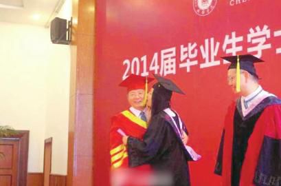 成都大学毕业生亲吻校长