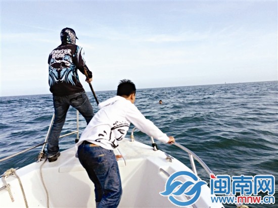 游客溺水 海钓者一根竹竿救两命