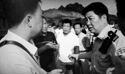 17日，原平交警 查扣案件标的物工程车辆现场。《华 