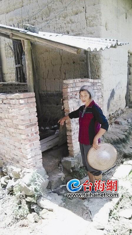 小婷的断手就被扔进这个粪坑里