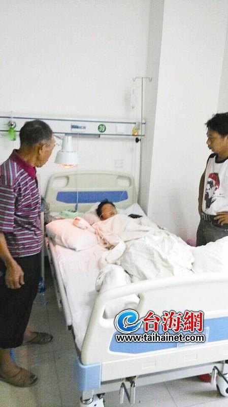 躺在病床上的小婷哭着问爸爸：我的手哪儿去了？