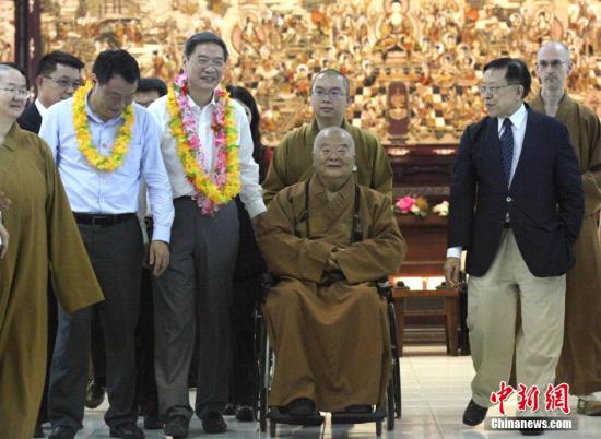6月27日，国台办主任张志军（右五）来到高雄佛光山 