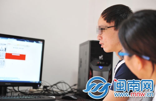 记者一开始接触小龙，他都是斜着眼用眼角的余光看人