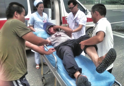 救护车将受伤男子拉走