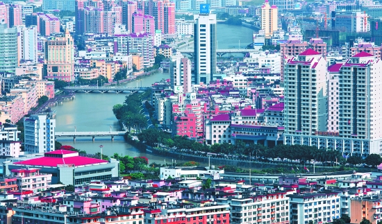 桃溪两岸楼房鳞次栉比