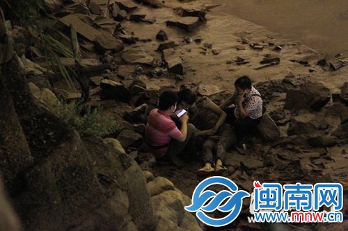 女子坠落处与公园护栏有六七米的落差，满是锋利的礁石