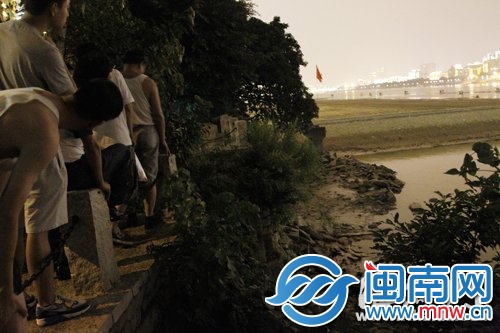 国光公园边的护栏，只有铁链相连，还不到成人的膝盖