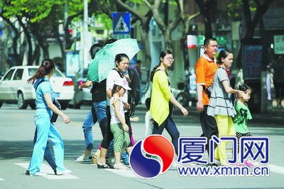 午间阳光强烈，市民要做好防暑工作