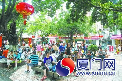 下午停电后，居民纷纷到街心公园乘凉