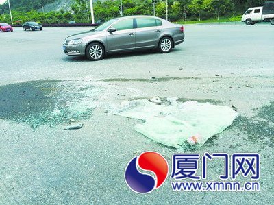 事故现场留下一地玻璃