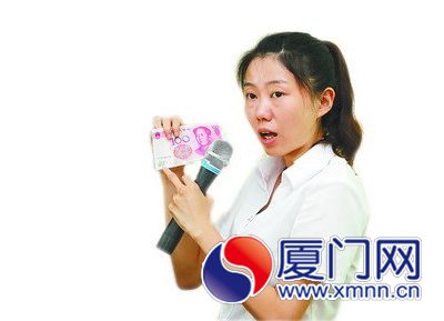 工行客户经理洪海珠教居民识别假币