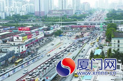今早，仙岳路出现了交通缓行现象