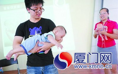 表演“飞机抱”。